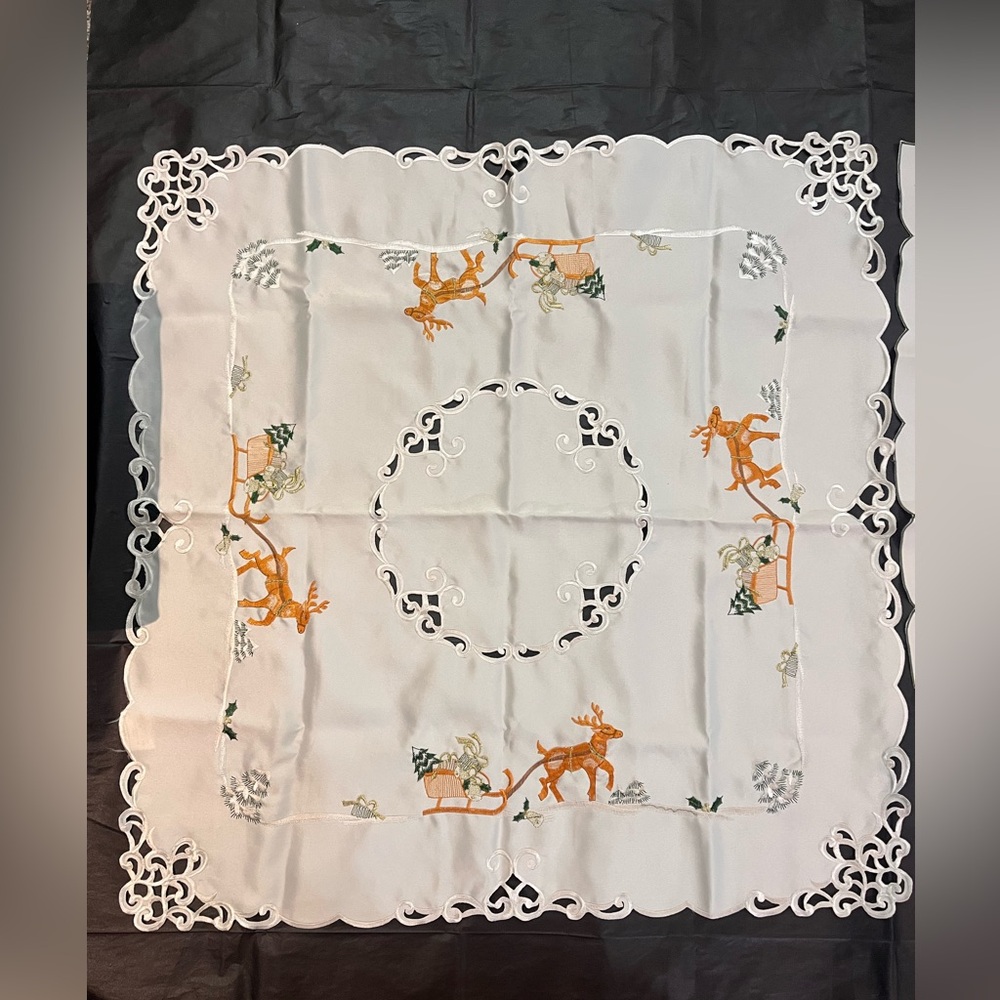 14 Pieces Deck Out your Holiday Table
2 Tablecloths 
& Asst’dNapkin Sets